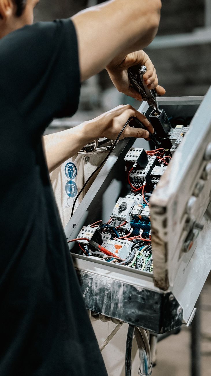 Elektroinstalater na radu u razvodnom ormaru